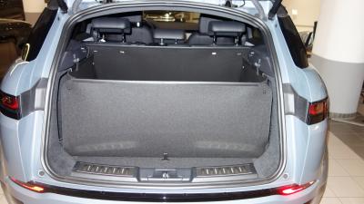 Der hochgeklappte Stoßstangenschutz schützt die Heckklappe von Range Rover Evoque 2 während der Fahrt vor Verschmutzung und Beschädigung wie ein Schild, falls ungesicherte Gegenstände im Kofferraum  gegen die Heckklappe geschleudert werden.